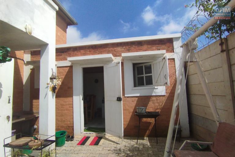 A louer, bel appartement T3 meubl&eacute; &eacute;quip&eacute; sur Imerimanjaka By pass Imerimanjaka