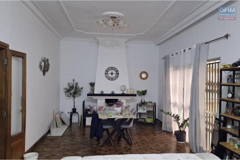 A vendre, grande villa F6 sur 1000 m2 de terrain dans le quartier résidentiel d'Anosy Avaratra- Antananarivo