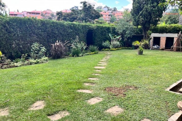 Une villa F4 avec jardin à Ambatobe