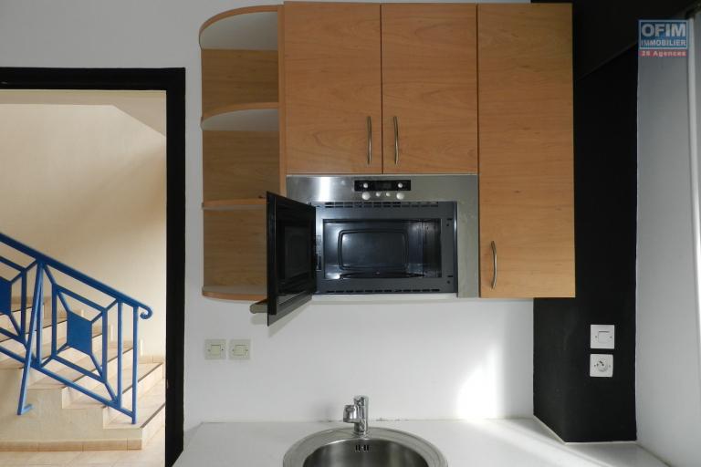 Un appartement T2 dans une r&eacute;sidence &agrave; 15mn en voiture du Lyc&eacute;e &agrave; Ambatobe ( CONTACT LALAINA )