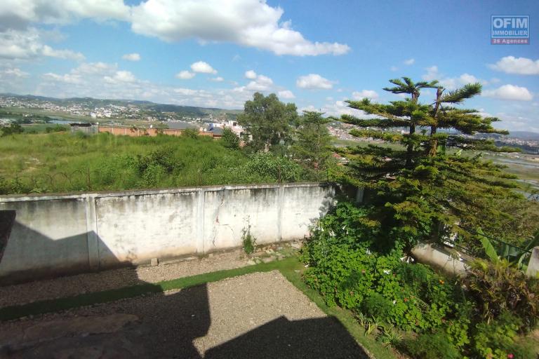 A vendre, maison F4 &agrave; &eacute;tage, avec une belle vue sur Ambolokandrina -Antananarivo