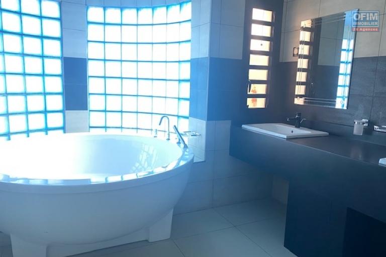 Une villa V5 avec piscine dans la résidence bonnet à Ivandry