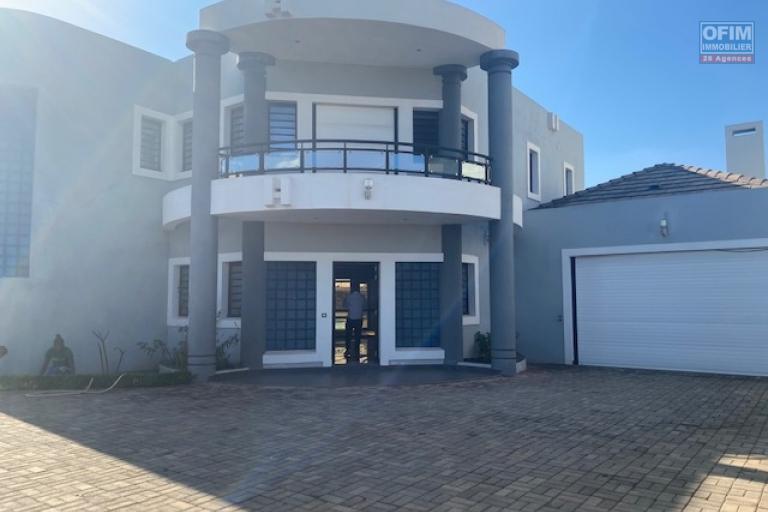 Une villa V5 avec piscine dans la résidence bonnet à Ivandry