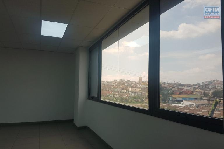 Location Local professionnel ANTANANARIVO (TANANARIVE) – photo 3 sur 6 – Bureaux