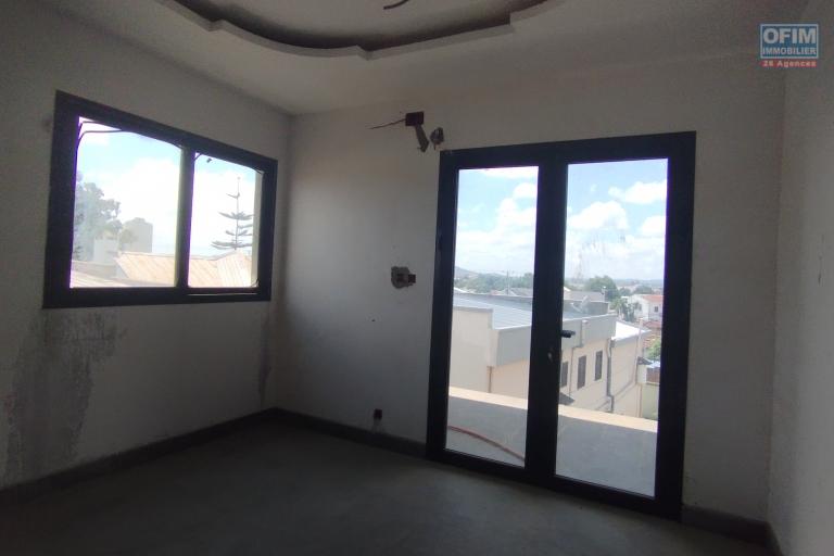 A vendre, villa moderne &agrave; &eacute;tage F11 avec piscine, en cous de finition sur Ilaivola Ivato- Antananarivo