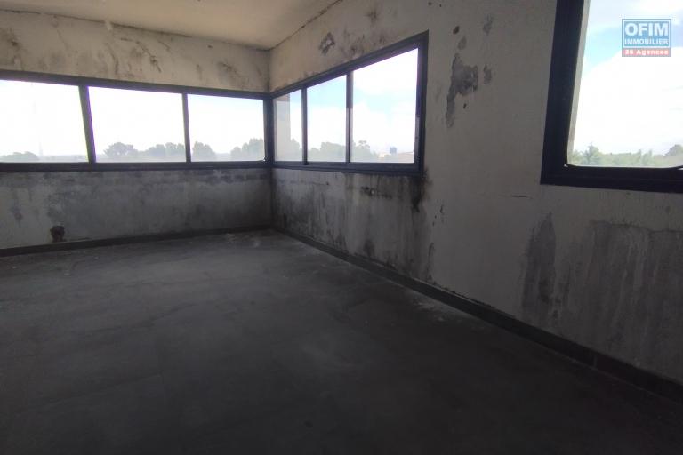 A vendre, villa moderne &agrave; &eacute;tage F11 avec piscine, en cous de finition sur Ilaivola Ivato- Antananarivo