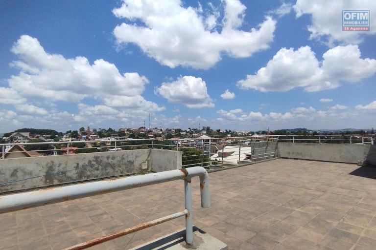 A vendre, villa moderne &agrave; &eacute;tage F11 avec piscine, en cous de finition sur Ilai...