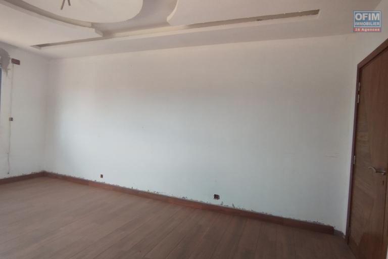 A vendre, villa moderne &agrave; &eacute;tage F11 avec piscine, en cous de finition sur Ilaivola Ivato- Antananarivo