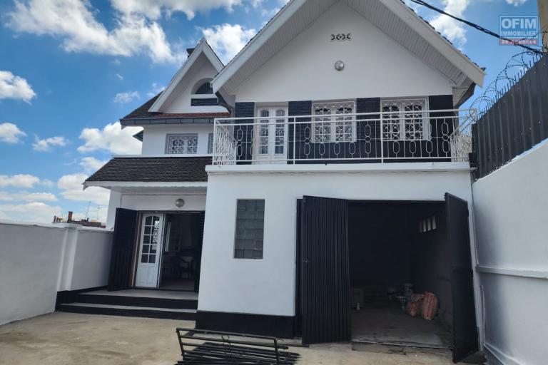 A LOUER - Maison à étage type F5 à usage mixte - bord de route principale - Ambodimita Andranomena.