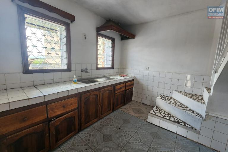 A LOUER - Maison &agrave; &eacute;tage type F5 &agrave; usage mixte - bord de route principale  - Ambodimita Andranomena.
