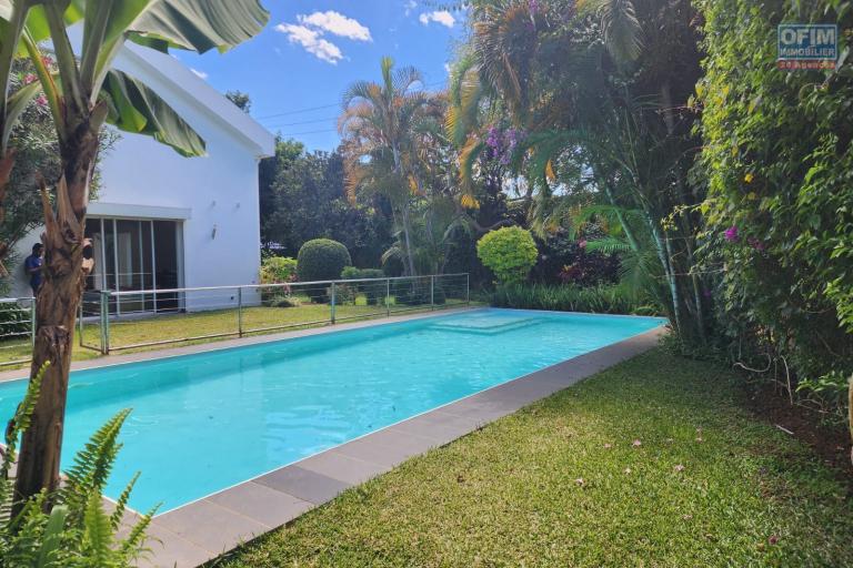 &Agrave; LOUER - Villa de standing F6 avec piscine &agrave; Ambohibao. (LOUE)