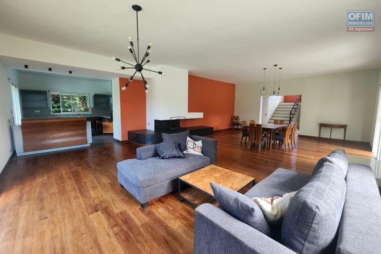 &Agrave; LOUER - Villa de standing F6 avec piscine &agrave; Ambohibao.