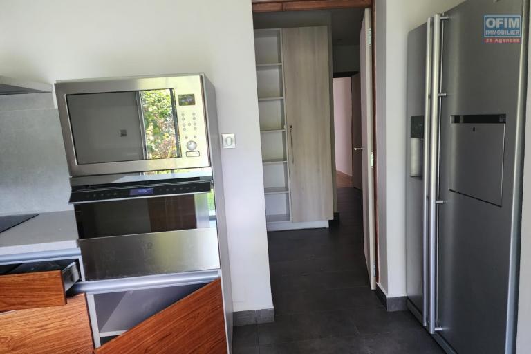 &Agrave; LOUER - Villa de standing F6 avec piscine &agrave; Ambohibao. (LOUE)