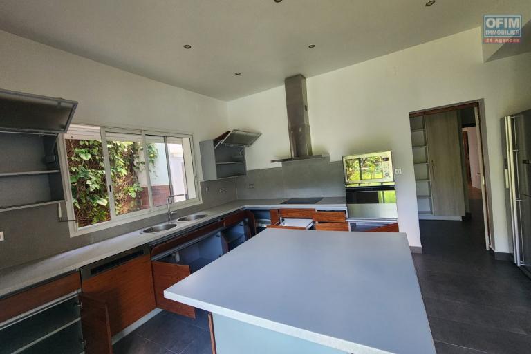 &Agrave; LOUER - Villa de standing F6 avec piscine &agrave; Ambohibao.