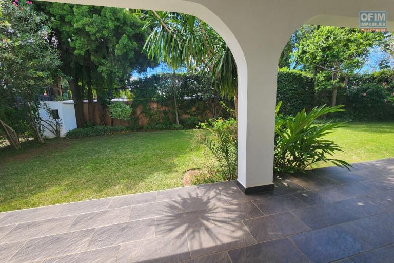 &Agrave; LOUER - Villa de standing F6 avec piscine &agrave; Ambohibao. (LOUE)