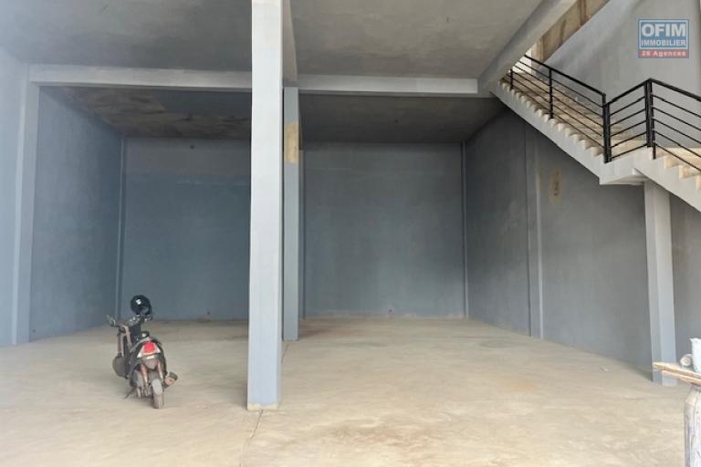 2 entrep&ocirc;ts neufs de 1 040m2 chacun sur deux niveaux &agrave; Mandrosoa Ivato