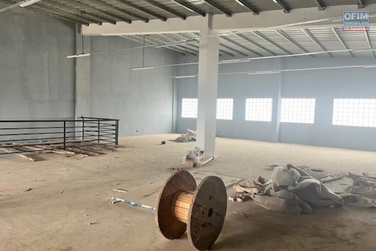 2 entrep&ocirc;ts neufs de 1 040m2 chacun sur deux niveaux &agrave; Mandrosoa Ivato