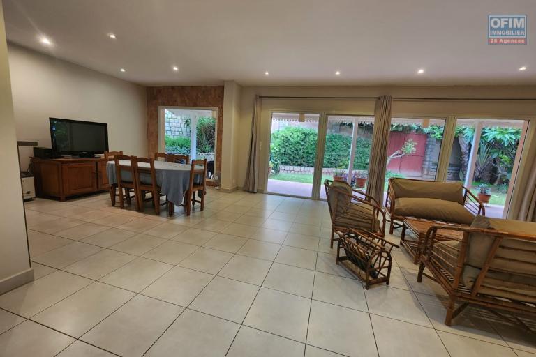 A LOUER - Belle villa basse de standing type F4 à Analamahintsy