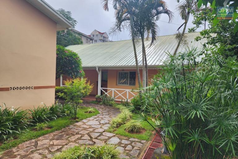 A LOUER - Belle villa basse de standing type F4 à Analamahintsy