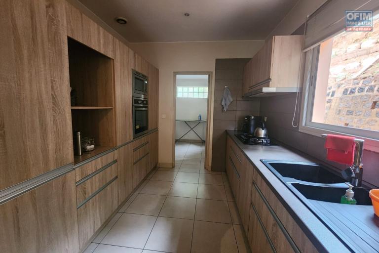 A LOUER - Belle villa basse de standing type F4 à Analamahintsy