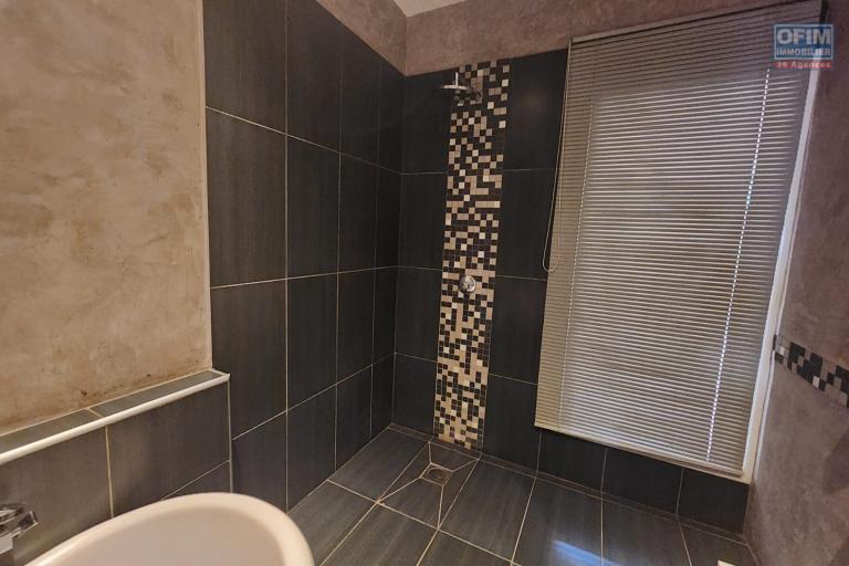 A LOUER - Belle villa basse de standing type F4 à Analamahintsy