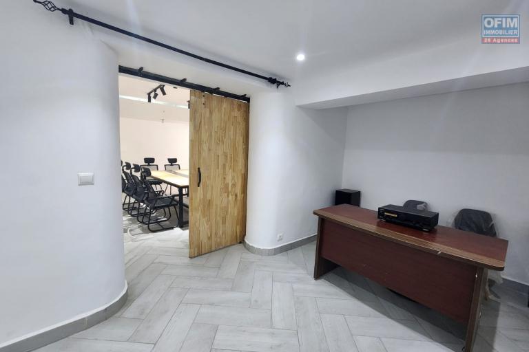 À LOUER - Bureaux aménagés en plein centre ville