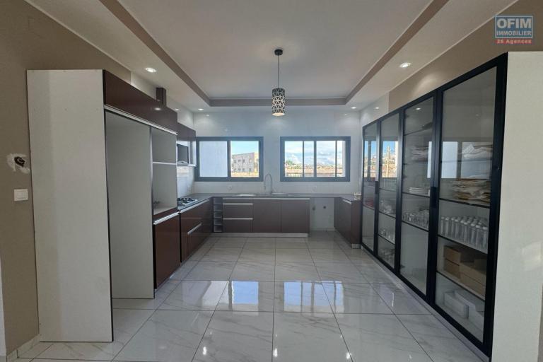 Un appartement spacieux T5 de 210m2 s&eacute;curis&eacute; &agrave; By pass