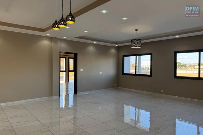 Un appartement spacieux T5 de 210m2 s&eacute;curis&eacute; &agrave; By pass