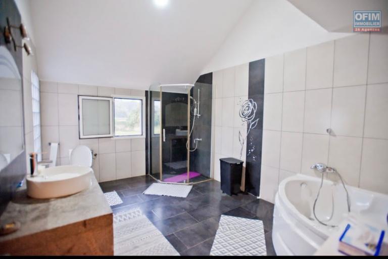 Une villa semi meubl&eacute;e F5 &agrave; Ilaivola Ivato