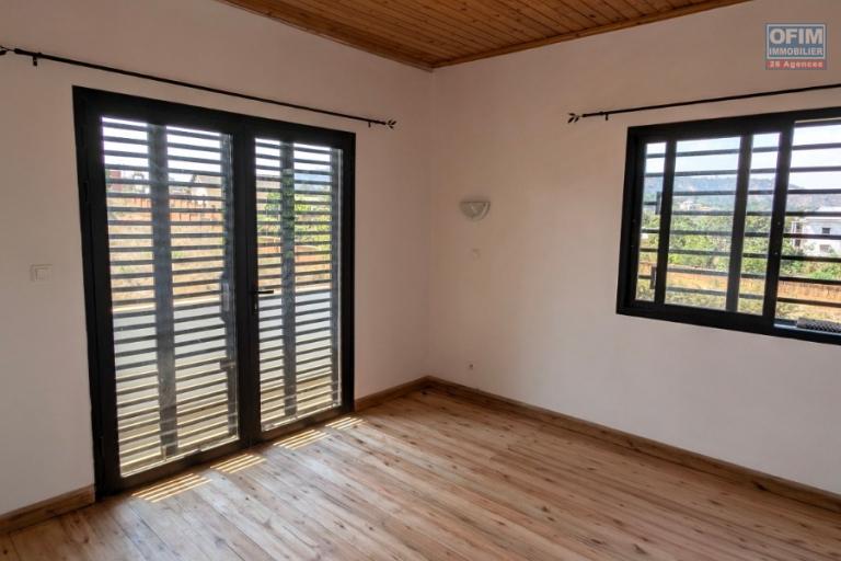 A louer, une villa moderne &agrave; &eacute;tage F4 sur 700 m2 de terrain &agrave; Ivato