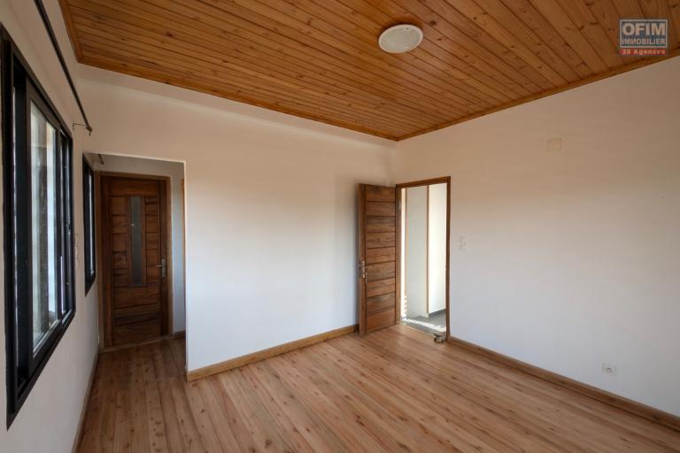 A louer, une villa moderne &agrave; &eacute;tage F4 sur 700 m2 de terrain &agrave; Ivato