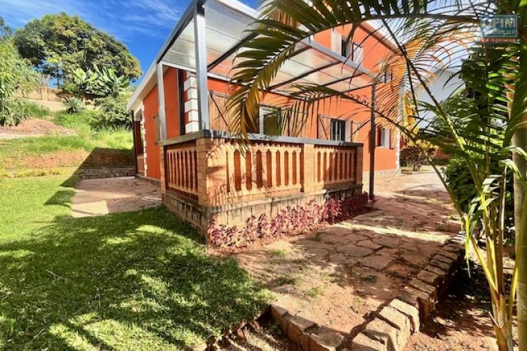 Une maison F4 &agrave; 10mn &agrave; pied du Lyc&eacute;e Fran&ccedil;ais &agrave; Ambatobe