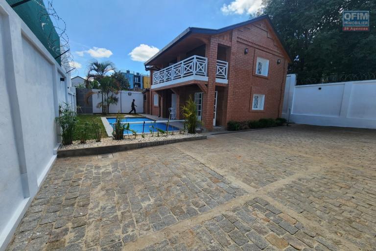 A LOUER - SUPERBE VILLA T4 MEUBLEE DE STYLE TRADITIONNELLE AVEC PISCINE CHAUFFEE A AMBOHIBAO
