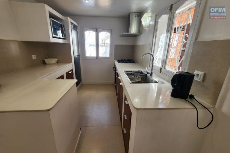 A LOUER - SUPERBE VILLA T4 MEUBLEE DE STYLE TRADITIONNELLE AVEC PISCINE CHAUFFEE A AMBOHIBAO