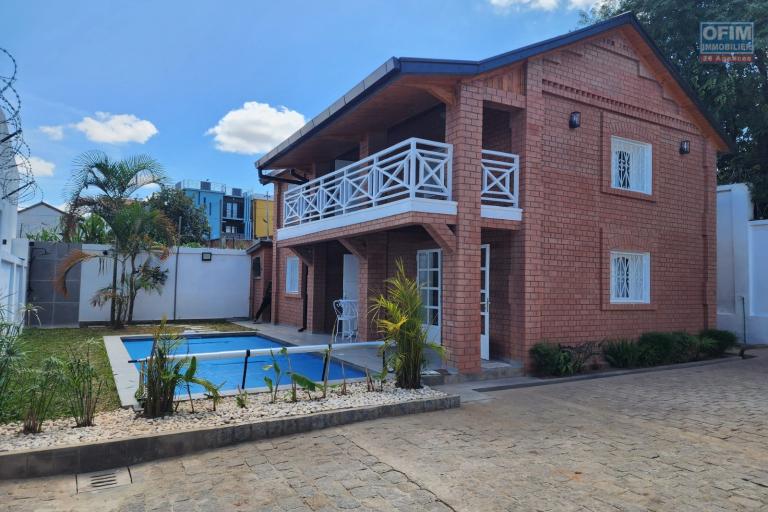 A LOUER - SUPERBE VILLA T4 MEUBLEE DE STYLE TRADITIONNELLE AVEC PISCINE CHAUFFEE A AMBOHIBAO