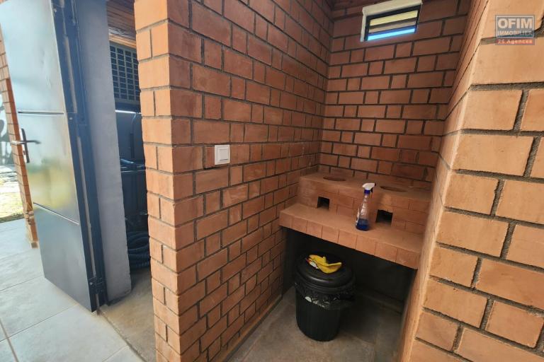 A LOUER - SUPERBE VILLA T4 MEUBLEE DE STYLE TRADITIONNELLE AVEC PISCINE CHAUFFEE A AMBOHIBAO