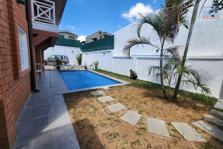 A LOUER - SUPERBE VILLA T4 MEUBLEE DE STYLE TRADITIONNELLE AVEC PISCINE CHAUFFEE A AMBOHIBAO