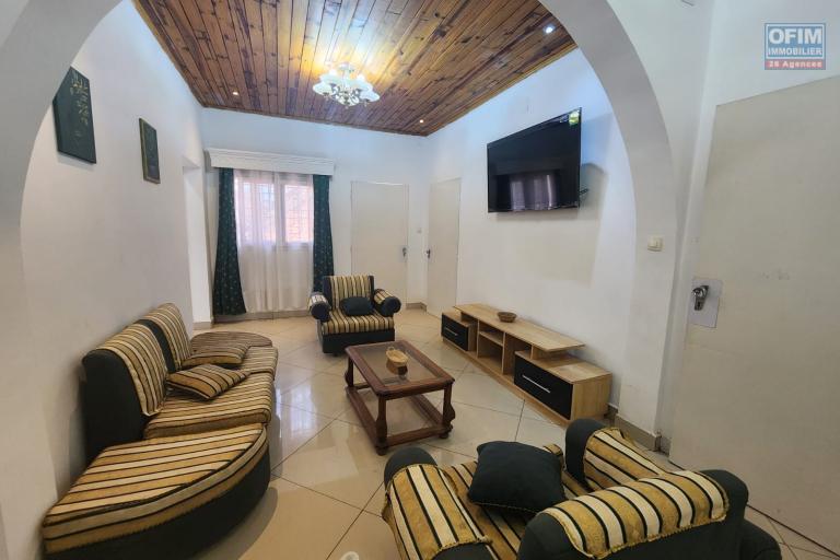 A louer - Appartement meublé de type T3 à deux pas du centre ville situé à Ampasamadinika Isoraka