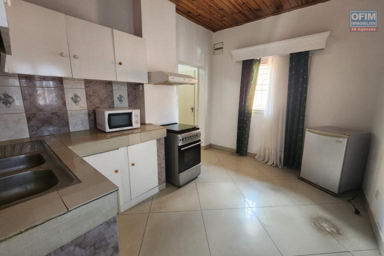 A louer - Appartement meublé de type T3 à deux pas du centre ville situé à Ampasamadinika Isoraka