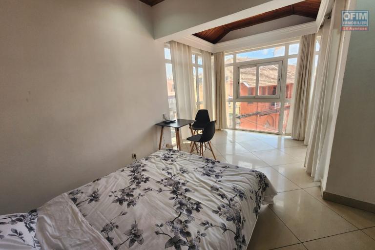 A louer - Appartement meublé de type T3 à deux pas du centre ville situé à Ampasamadinika Isoraka