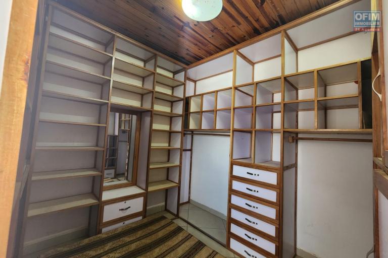 A louer - Appartement meublé de type T3 à deux pas du centre ville situé à Ampasamadinika Isoraka