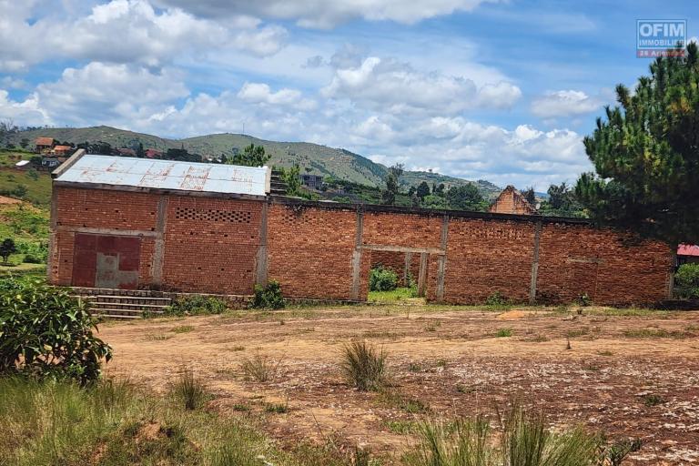 A VENDRE - Idéal pour ferme, centre de loisir ou autres activités professionnels un grand terrain de 1HA57A10CA situé à Manandriana à quelques mètres de la RN3