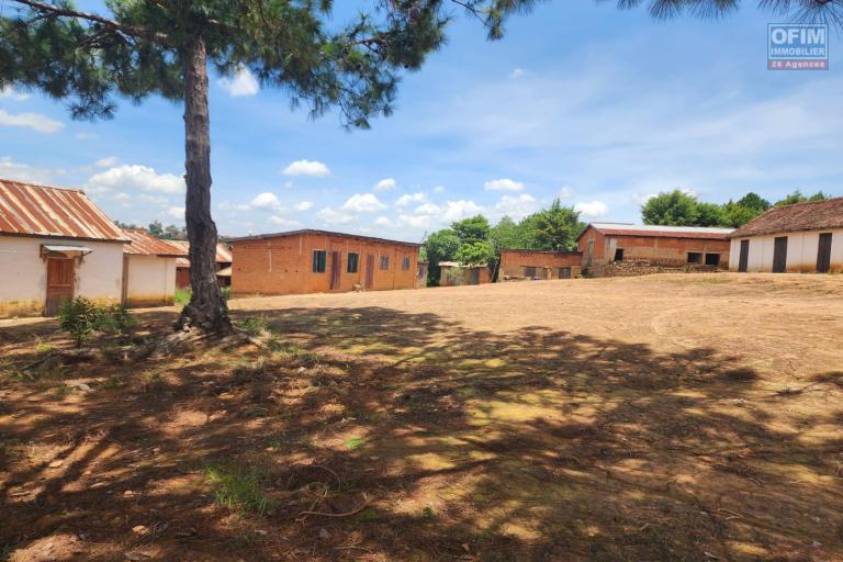 A VENDRE - Idéal pour ferme, centre de loisir ou autres activités professionnels un grand terrain de 1HA57A10CA situé à Manandriana à quelques mètres de la RN3