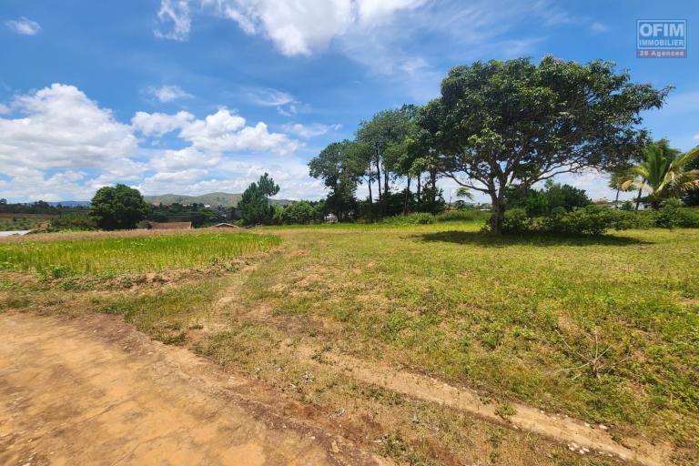 A VENDRE - Idéal pour ferme, centre de loisir ou autres activités professionnels un grand terrain de 1HA57A10CA situé à Manandriana à quelques mètres de la RN3