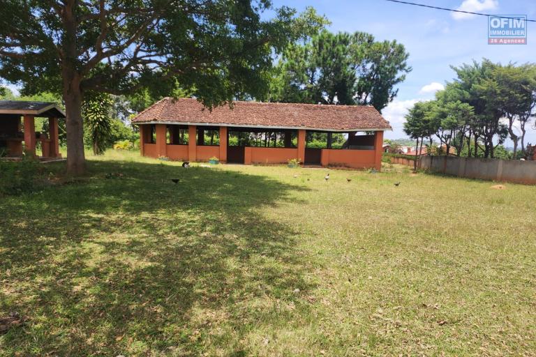 A VENDRE - Idéal pour ferme, centre de loisir ou autres activités professionnels un grand terrain de 1HA57A10CA situé à Manandriana à quelques mètres de la RN3