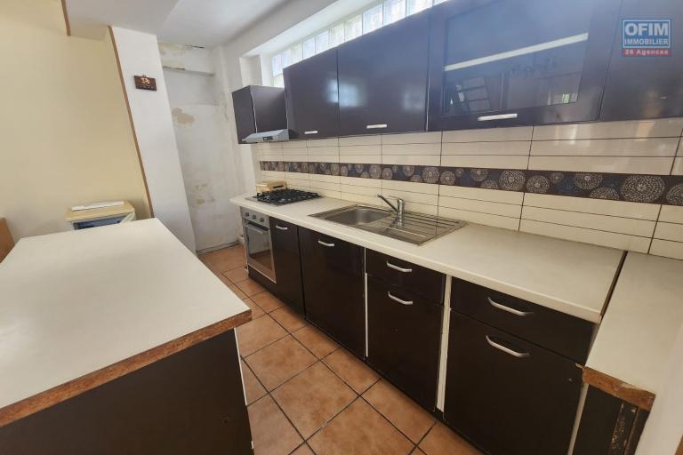 A louer - Villa &agrave; &eacute;tage de type F5 semi-meubl&eacute;e situ&eacute;e &agrave; Ambohijanahary Ambohibao