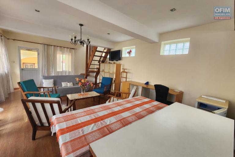 A louer - Villa &agrave; &eacute;tage de type F5 semi-meubl&eacute;e situ&eacute;e &agrave; Ambohijanahary Ambohibao