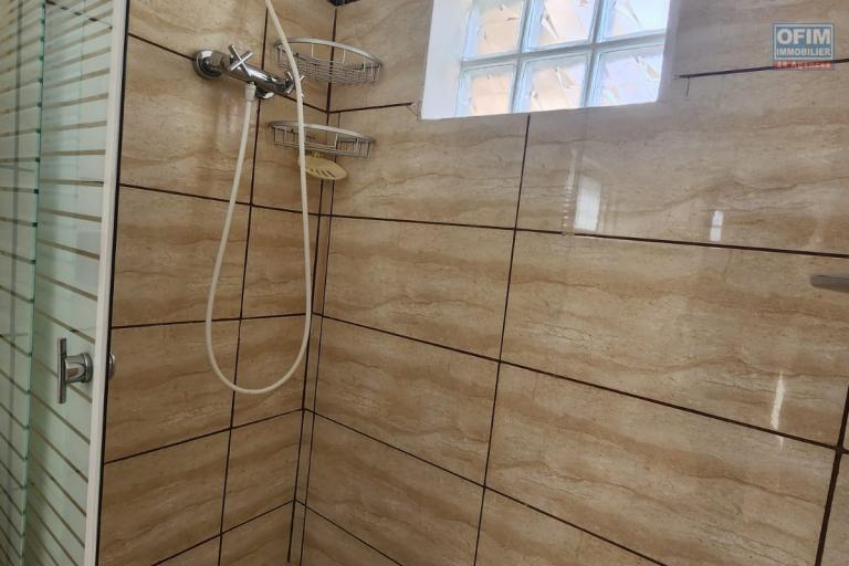 A louer - Villa &agrave; &eacute;tage de type F5 semi-meubl&eacute;e situ&eacute;e &agrave; Ambohijanahary Ambohibao