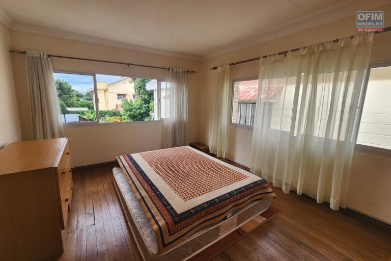 A louer - Villa &agrave; &eacute;tage de type F5 semi-meubl&eacute;e situ&eacute;e &agrave; Ambohijanahary Ambohibao