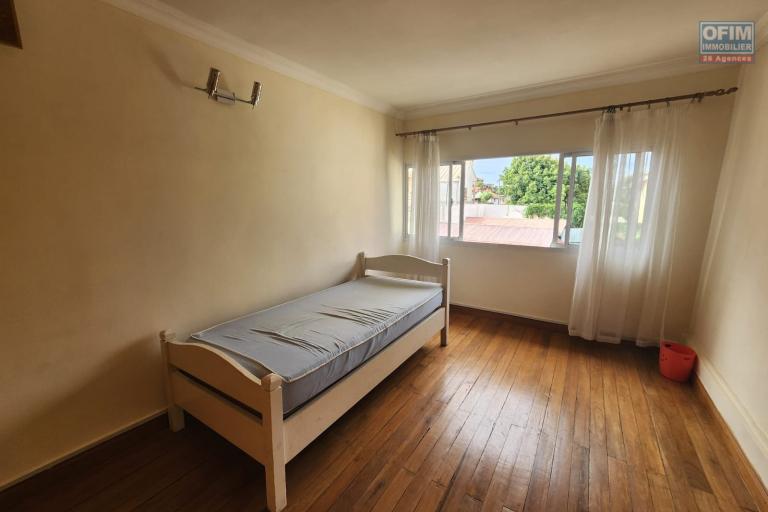 A louer - Villa &agrave; &eacute;tage de type F5 semi-meubl&eacute;e situ&eacute;e &agrave; Ambohijanahary Ambohibao
